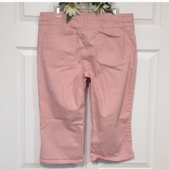 Lee Mid- Rise Pink Capris - Picture 3 of 9